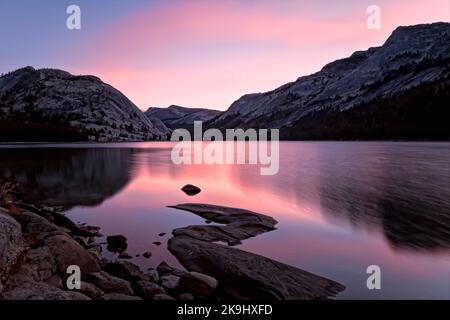 Lake Tenaya im Yosemite National Park, Kalifornien, am frühen Morgen im frühen Herbst. Stockfoto