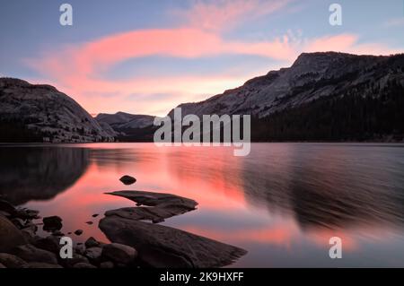 Lake Tenaya im Yosemite National Park, Kalifornien, am frühen Morgen im frühen Herbst. Stockfoto