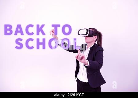 Schild mit der Anzeige „Zurück zur Schule“. Wort geschrieben auf ideale Firma, um mit hoher Entschädigung stressfreie Frau tragen VR-Brille und zeigt auf zu arbeiten Stockfoto