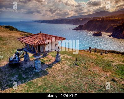 Horreo in Cadavedo, Golf von Biskaya, Asturien, Camino del Norte, der Küstenweg des Heiligen Jakobus, Pilgerweg entlang der Nordküste Spaniens Stockfoto