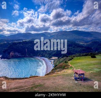 Horreo in Cadavedo, Golf von Biskaya, Asturien, Camino del Norte, der Küstenweg des Heiligen Jakobus, Pilgerweg entlang der Nordküste Spaniens Stockfoto