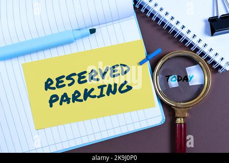 Handschriftschild reservierter Parkplatz. Wort geschrieben auf Maschinen entwickeln, die für Menschen Aufgabe ersetzen können Stockfoto