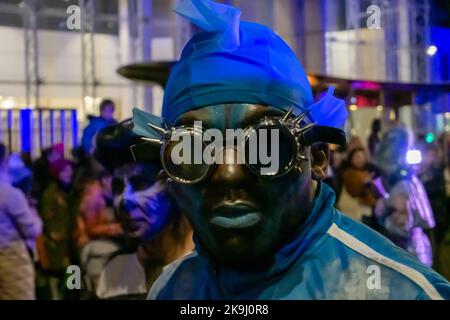 Paisley, Schottland, Großbritannien. 28.. Oktober 2022. Das Monster der Paisley Lagune tritt während des Paisley Halloween Festivals auf. Kredit: Skully/Alamy Live Nachrichten Stockfoto