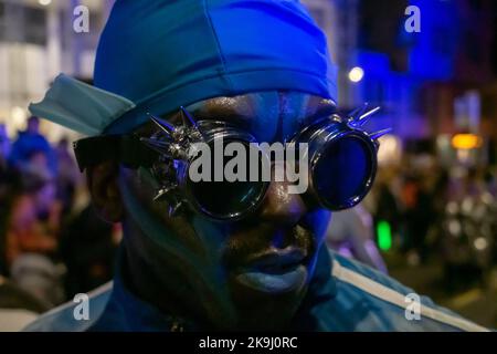 Paisley, Schottland, Großbritannien. 28.. Oktober 2022. Das Monster der Paisley Lagune tritt während des Paisley Halloween Festivals auf. Kredit: Skully/Alamy Live Nachrichten Stockfoto