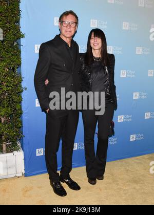 27. Oktober 2022, Wesollywood, California, UA: Dr. Lawrence Piro und Republic Records Co-Präsidentin Wendy Goldstein nehmen an der Spirit of Life Gala 2022 in der Stadt der Hoffnung Teil. (Bild: © Billy Bennight/ZUMA Press Wire) Stockfoto