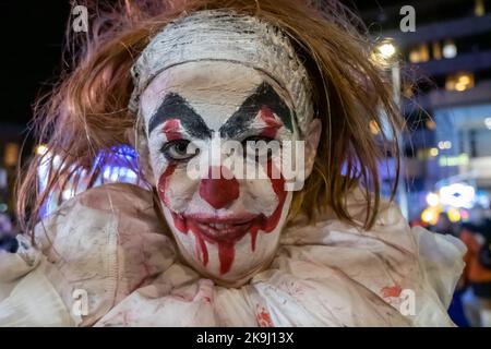 Paisley, Schottland, Großbritannien. 28.. Oktober 2022. Ein Mitglied der Öffentlichkeit kleidete sich während des Paisley Halloween Festivals als Pennywise der Tanzende Clown. Kredit: Skully/Alamy Live Nachrichten Stockfoto