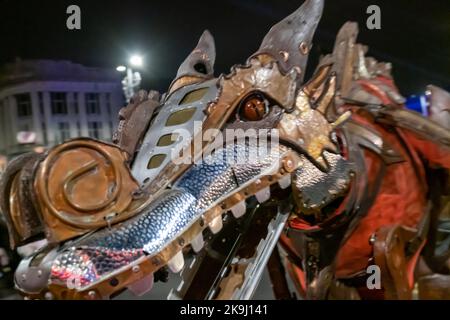 Paisley, Schottland, Großbritannien. 28.. Oktober 2022. Ein feuerspeiender Drache tritt beim Paisley Halloween Festival auf. Kredit: Skully/Alamy Live Nachrichten Stockfoto