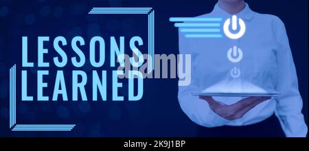 Text mit Inspiration Lessons Learned. Geschäftsüberblick Erfahrungen, die durch das Verständnis der Aktivität gesammelt wurden Stockfoto