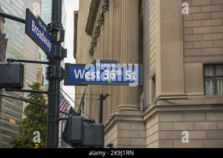 Nahaufnahme des blauen Straßenschilds in Richtung West 36. Street und Broadway. New York. USA. Stockfoto