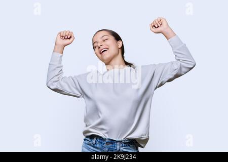 Fröhliche tanzende Teenager-Mädchen auf weißem Studio Hintergrund Stockfoto