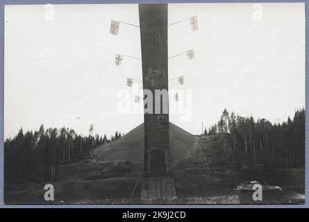 Nyåkersbron (2. Brücke der Tallbergsbroarna) über den Fluss Öre. Von unten gesehen am Tag der Einweihung 5/19-1919. Stockfoto