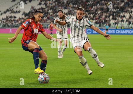 Turin, Italien, 27.. Oktober 2022. Delphine Cascarino aus Lyon tritt mit dem Fuß in den Ball, als Lisa Boattin aus Juventus während des UEFA Womens Champions League-Spiels im Juventus-Stadion in Turin eingeht. Bildnachweis sollte lauten: Jonathan Moscrop / Sportimage Stockfoto