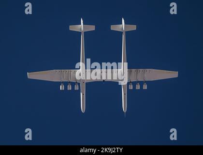 Mojave, USA. 28. Oktober 2022. Das Stratolaunch Roc-Flugzeug, das vom Mojave Space Port abfliegt. Er transportiert das neue Hyperschall-Testfahrzeug von Talon zwischen seinem Doppelrumpf auf einem Testflug. Die Stratolaunch Roc hat eine Spannweite von 385 Fuß und verfügt über 6 Boeing 747-Motoren, was sie zum größten Flugzeug der Welt macht. 10/28/2022 Mojave Space Port, CA., USA (Foto: Ted Soqui/SIPA USA) Quelle: SIPA USA/Alamy Live News Stockfoto