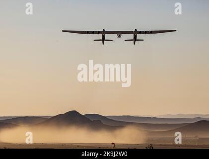 Mojave, USA. 28. Oktober 2022. Das Stratolaunch Roc-Flugzeug, das vom Mojave Space Port abfliegt. Er transportiert das neue Hyperschall-Testfahrzeug von Talon zwischen seinem Doppelrumpf auf einem Testflug. Die Stratolaunch Roc hat eine Spannweite von 385 Fuß und verfügt über 6 Boeing 747-Motoren, was sie zum größten Flugzeug der Welt macht. 10/28/2022 Mojave Space Port, CA., USA (Foto: Ted Soqui/SIPA USA) Quelle: SIPA USA/Alamy Live News Stockfoto