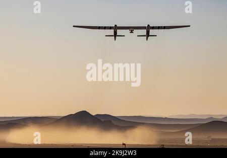 Mojave, USA. 28. Oktober 2022. Das Stratolaunch Roc-Flugzeug, das vom Mojave Space Port abfliegt. Er transportiert das neue Hyperschall-Testfahrzeug von Talon zwischen seinem Doppelrumpf auf einem Testflug. Die Stratolaunch Roc hat eine Spannweite von 385 Fuß und verfügt über 6 Boeing 747-Motoren, was sie zum größten Flugzeug der Welt macht. 10/28/2022 Mojave Space Port, CA., USA (Foto: Ted Soqui/SIPA USA) Quelle: SIPA USA/Alamy Live News Stockfoto