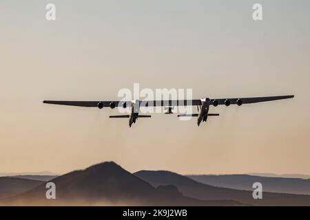 Mojave, USA. 28. Oktober 2022. Das Stratolaunch Roc-Flugzeug, das vom Mojave Space Port abfliegt. Er transportiert das neue Hyperschall-Testfahrzeug von Talon zwischen seinem Doppelrumpf auf einem Testflug. Die Stratolaunch Roc hat eine Spannweite von 385 Fuß und verfügt über 6 Boeing 747-Motoren, was sie zum größten Flugzeug der Welt macht. 10/28/2022 Mojave Space Port, CA., USA (Foto: Ted Soqui/SIPA USA) Quelle: SIPA USA/Alamy Live News Stockfoto