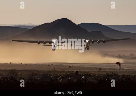 Mojave, USA. 28. Oktober 2022. Das Stratolaunch Roc-Flugzeug, das vom Mojave Space Port abfliegt. Er transportiert das neue Hyperschall-Testfahrzeug von Talon zwischen seinem Doppelrumpf auf einem Testflug. Die Stratolaunch Roc hat eine Spannweite von 385 Fuß und verfügt über 6 Boeing 747-Motoren, was sie zum größten Flugzeug der Welt macht. 10/28/2022 Mojave Space Port, CA., USA (Foto: Ted Soqui/SIPA USA) Quelle: SIPA USA/Alamy Live News Stockfoto