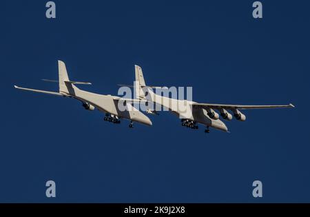 Mojave, USA. 28. Oktober 2022. Das Stratolaunch Roc-Flugzeug, das vom Mojave Space Port abfliegt. Er transportiert das neue Hyperschall-Testfahrzeug von Talon zwischen seinem Doppelrumpf auf einem Testflug. Die Stratolaunch Roc hat eine Spannweite von 385 Fuß und verfügt über 6 Boeing 747-Motoren, was sie zum größten Flugzeug der Welt macht. 10/28/2022 Mojave Space Port, CA., USA (Foto: Ted Soqui/SIPA USA) Quelle: SIPA USA/Alamy Live News Stockfoto