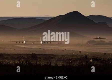 Mojave, USA. 28. Oktober 2022. Das Stratolaunch Roc-Flugzeug, das vom Mojave Space Port abfliegt. Er transportiert das neue Hyperschall-Testfahrzeug von Talon zwischen seinem Doppelrumpf auf einem Testflug. Die Stratolaunch Roc hat eine Spannweite von 385 Fuß und verfügt über 6 Boeing 747-Motoren, was sie zum größten Flugzeug der Welt macht. 10/28/2022 Mojave Space Port, CA., USA (Foto: Ted Soqui/SIPA USA) Quelle: SIPA USA/Alamy Live News Stockfoto