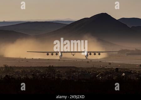 Mojave, USA. 28. Oktober 2022. Das Stratolaunch Roc-Flugzeug, das vom Mojave Space Port abfliegt. Er transportiert das neue Hyperschall-Testfahrzeug von Talon zwischen seinem Doppelrumpf auf einem Testflug. Die Stratolaunch Roc hat eine Spannweite von 385 Fuß und verfügt über 6 Boeing 747-Motoren, was sie zum größten Flugzeug der Welt macht. 10/28/2022 Mojave Space Port, CA., USA (Foto: Ted Soqui/SIPA USA) Quelle: SIPA USA/Alamy Live News Stockfoto