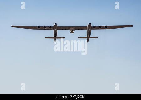 Mojave, USA. 28. Oktober 2022. Das Stratolaunch Roc-Flugzeug, das vom Mojave Space Port abfliegt. Er transportiert das neue Hyperschall-Testfahrzeug von Talon zwischen seinem Doppelrumpf auf einem Testflug. Die Stratolaunch Roc hat eine Spannweite von 385 Fuß und verfügt über 6 Boeing 747-Motoren, was sie zum größten Flugzeug der Welt macht. 10/28/2022 Mojave Space Port, CA., USA (Foto: Ted Soqui/SIPA USA) Quelle: SIPA USA/Alamy Live News Stockfoto