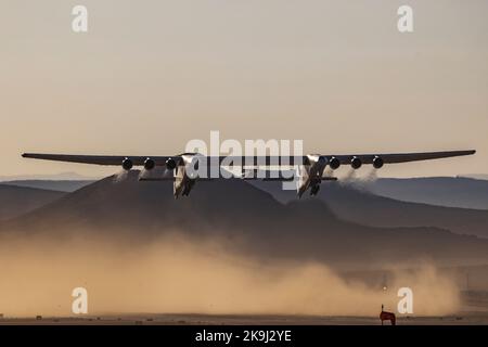 Mojave, USA. 28. Oktober 2022. Das Stratolaunch Roc-Flugzeug, das vom Mojave Space Port abfliegt. Er transportiert das neue Hyperschall-Testfahrzeug von Talon zwischen seinem Doppelrumpf auf einem Testflug. Die Stratolaunch Roc hat eine Spannweite von 385 Fuß und verfügt über 6 Boeing 747-Motoren, was sie zum größten Flugzeug der Welt macht. 10/28/2022 Mojave Space Port, CA., USA (Foto: Ted Soqui/SIPA USA) Quelle: SIPA USA/Alamy Live News Stockfoto
