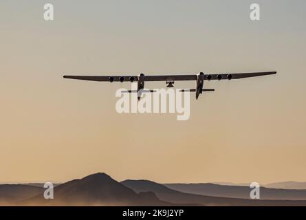 Mojave, USA. 28. Oktober 2022. Das Stratolaunch Roc-Flugzeug, das vom Mojave Space Port abfliegt. Er transportiert das neue Hyperschall-Testfahrzeug von Talon zwischen seinem Doppelrumpf auf einem Testflug. Die Stratolaunch Roc hat eine Spannweite von 385 Fuß und verfügt über 6 Boeing 747-Motoren, was sie zum größten Flugzeug der Welt macht. 10/28/2022 Mojave Space Port, CA., USA (Foto: Ted Soqui/SIPA USA) Quelle: SIPA USA/Alamy Live News Stockfoto