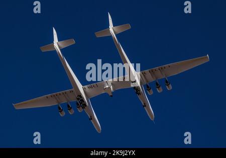 Mojave, USA. 28. Oktober 2022. Das Stratolaunch Roc-Flugzeug, das vom Mojave Space Port abfliegt. Er transportiert das neue Hyperschall-Testfahrzeug von Talon zwischen seinem Doppelrumpf auf einem Testflug. Die Stratolaunch Roc hat eine Spannweite von 385 Fuß und verfügt über 6 Boeing 747-Motoren, was sie zum größten Flugzeug der Welt macht. 10/28/2022 Mojave Space Port, CA., USA (Foto: Ted Soqui/SIPA USA) Quelle: SIPA USA/Alamy Live News Stockfoto