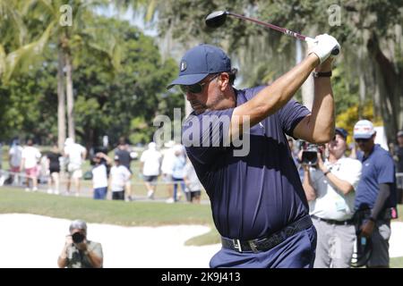 Miami, USA. 28. Oktober 2022. Phil Mickelson spielt bei der LIV Golf Team Championship beim Trump National Doral Miami in Miami, FL, am Freitag, 28. Oktober 2022 ab. Foto von Thom Baur/UPI Credit: UPI/Alamy Live News Stockfoto