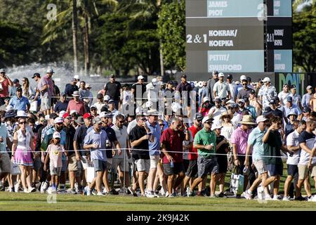 Miami, USA. 28. Oktober 2022. Die Menschenmenge läuft am Freitag, den 28. Oktober 2022, vom 9.-Loch-Platz der LIV Golf Team Championship im Trump National Doral Miami in Miami, FL. Foto von Thom Baur/UPI Credit: UPI/Alamy Live News Stockfoto