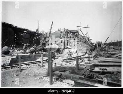 Wiederaufbau des Viadukts über der Malmö Ystad-Eisenbahn auf der Strecke zwischen Malmö und Trelleborg. Die alte Halterung des nördlichen Landes wurde fast entfernt. Neue nördliche Landklammer unter Guss. Stockfoto