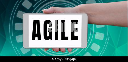 Textschild mit agiler Anzeige. Überblick über das Unternehmen iterativer Ansatz für die Softwarebereitstellung erstellt schrittweise ein Tablet mit wichtiger Botschaft Stockfoto