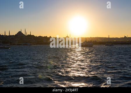 Blick auf Istanbul bei Sonnenuntergang. Blick auf den Bosporus mit Fähren und Moscheen. Istanbul Türkei - 9.7.2022 Stockfoto