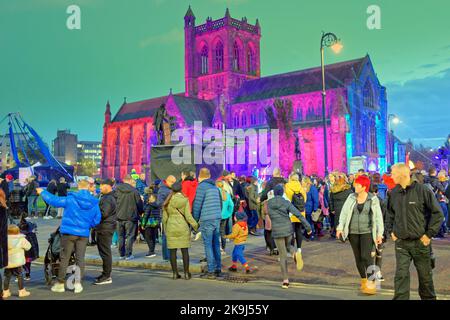 Paisley, Schottland, Großbritannien 28.. Oktober 2022. Das jährliche Paisley Halloween Festival findet in Paisleys historischem Stadtzentrum statt und wird mit seinen Acts und der fast schon fast angekündigten Farbenverehrung als gruselige Veranstaltung als das beste in Großbritannien gefeiert. Credit Gerard Ferry/Alamy Live News Stockfoto