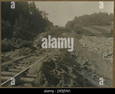 Zweigleisige Gebäude zwischen Alingsås - Olskroken. Fallenlassen auf dem Damm. Stockfoto