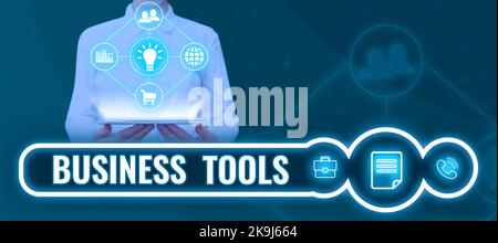 Schild mit Business Tools. Geschäftsidee Schützen Sie die gespeicherten Informationen sicher gesteuerte Technologie Frau Holding Tablet präsentiert mehrere S und Stockfoto