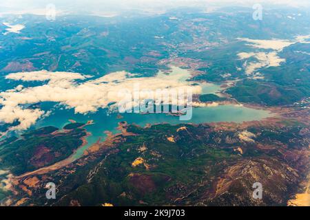Atemberaubende Drohnenansicht des Taurus Mountains Complex. Schönes Wetter, fast klarer Himmel. Trennung der mediterranen Küstenregion vom zentralen anatolischen Plateau. Hochwertige Fotos Stockfoto