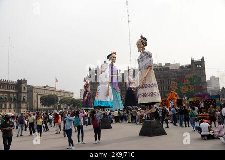 Mexiko-Stadt, Mexiko. 28. Oktober 2022. Besucher besuchen das Monumental-Angebot anlässlich der Feierlichkeiten zum Tag der Toten in der Innenstadt von Mexiko-Stadt. Am 28. Oktober 2022 in Mexiko-Stadt, Mexiko. Kredit: ZUMA Press, Inc./Alamy Live Nachrichten Stockfoto