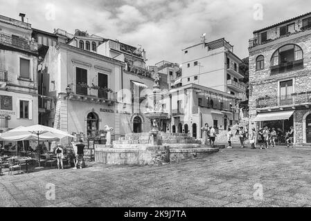 TAORMINA, ITALIEN - 11. AUGUST 2021: Der malerische Platz der Kathedrale, eine der wichtigsten sehenswürdigkeiten im Zentrum von Taormina, Sizilien, Italien Stockfoto