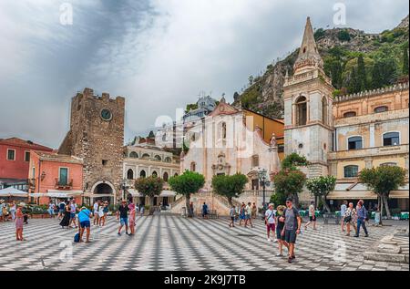 TAORMINA, ITALIEN - 11. AUGUST 2021: Die malerische Piazza IX Aprile, Hauptplatz und Touristenattraktion von Taormina, Sizilien, Italien Stockfoto