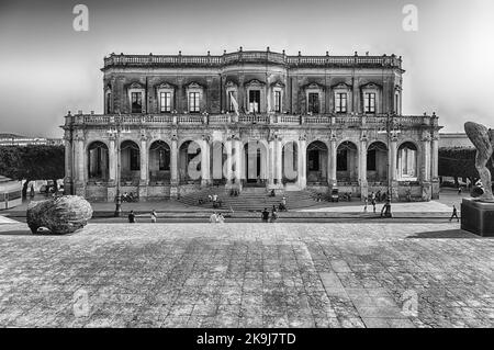 NOTO, ITALIEN - 12. AUGUST 2021: Fassade des Palazzo Ducezio, historisches Gebäude und Wahrzeichen in Noto, einer malerischen Stadt auf Sizilien, Italien Stockfoto