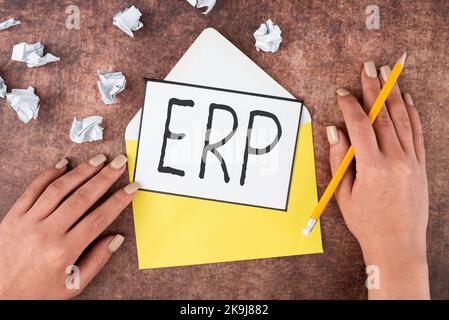 Schreiben mit Anzeige von Text ERP. Business Showcase Enterprise Resource Planning zentralisierte Datenbank für Geschäftsprozesse Geschäftsfrau leer Stockfoto