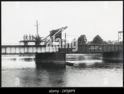 Austausch der Brückenspannweite auf der Eisenbahnbrücke über Klarälvens östlichen Zweig in Karlstad. Stockfoto