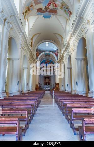 NOTO, ITALIEN - 12. AUGUST 2021: Innenraum der Kathedrale von Noto, Sizilien, Italien. Die Kirche gilt als eines der schönsten Beispiele sizilianischer Kunst Stockfoto