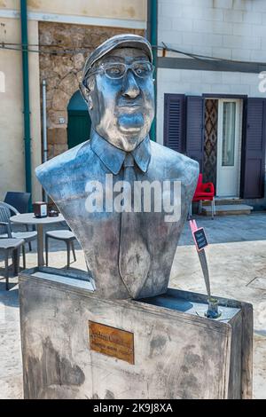 PUNTA SECCA, ITALIEN - 13. AUGUST 2021: Büste von Andrea Camilleri, dem berühmten sizilianischen Autor der Kriminalromane "Inspector Montalbano" Stockfoto