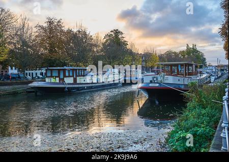 Am Ufer des Coupure-Kanals am Rande von Brügge vertäuten Lastkähne Stockfoto