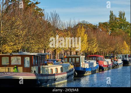 Am Ufer des Coupure-Kanals am Rande von Brügge vertäuten Lastkähne Stockfoto