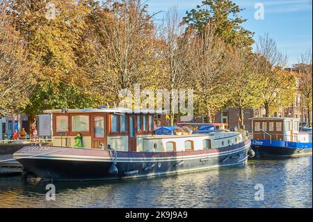 Am Ufer des Coupure-Kanals am Rande von Brügge vertäuten Lastkähne Stockfoto