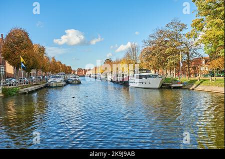 Am Ufer des Coupure-Kanals am Rande von Brügge vertäuten Lastkähne Stockfoto