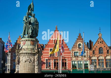 Statue von Jan Breydel und Pieter de Coninck auf dem Markt (Marktplatz) in Brügge, Belgien. Stockfoto